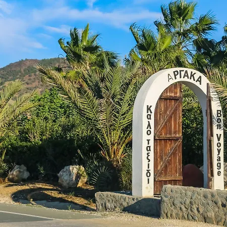 Argaka Seafront Retreat Steps From The Beach *